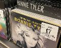 Vista de la venta de los discos de Bonnie Tyler en una tienda este jueves de Londres. EFE/L. Campello