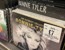 Vista de la venta de los discos de Bonnie Tyler en una tienda este jueves de Londres. EFE/L. Campello