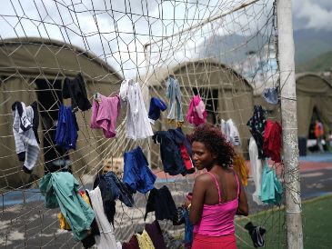 Nataly Mayora cuelga ropa en una portería mientras lava en un complejo deportivo que funge como albergue a personas desplazadas por los sismos en La Guaira, Venezuela. AP/A. Cubillos