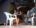 Personas esperan resguardadas en carpas este jueves frente a un edificio afectado por el doble terremoto en Caracas. EFE/R. Peña