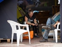 Personas esperan resguardadas en carpas este jueves frente a un edificio afectado por el doble terremoto en Caracas. EFE/R. Peña