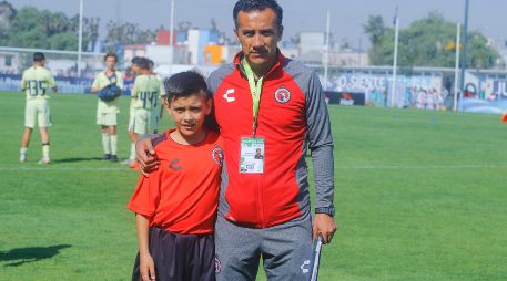 Gilberto Mora Zambrano y Gilberto Mora Olayo director tecnico de Xolos Sub13, durante el partido de la Jornada 3 del torneo de Fuerzas Básicas Sub 13 Primavera 2019 entre las Aguilas del América y Xolos de Tijuana. IMAGO7/Álvaro Paulin