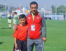 Gilberto Mora Zambrano y Gilberto Mora Olayo director tecnico de Xolos Sub13, durante el partido de la Jornada 3 del torneo de Fuerzas Básicas Sub 13 Primavera 2019 entre las Aguilas del América y Xolos de Tijuana. IMAGO7/Álvaro Paulin