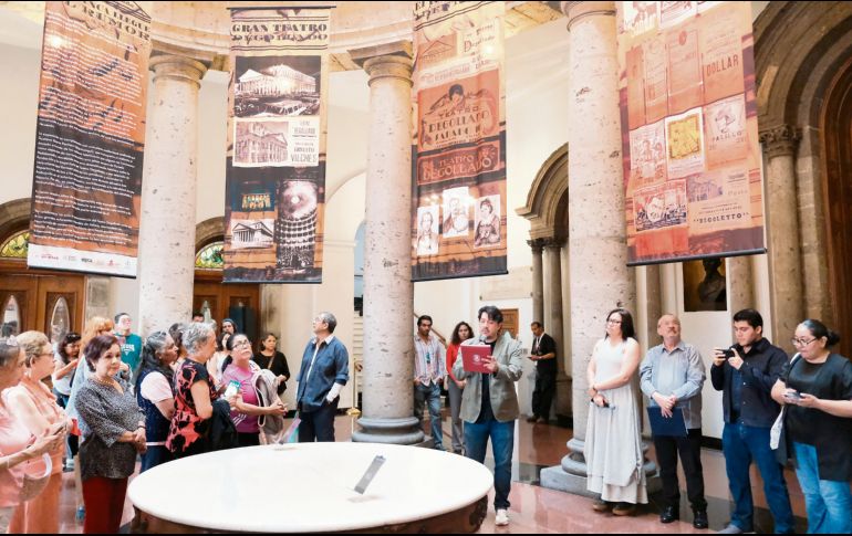 La exposición está conformada por fotografías, carteles, programas de mano, libros, autógrafos, objetos y materiales audiovisuales. CORTESÍA