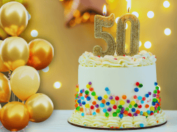 Llegar a los 50 años marca el inicio de una madurez liberadora, donde soltar el equipaje innecesario se convierte en la clave definitiva del bienestar psicológico. ESPECIAL / CANVA