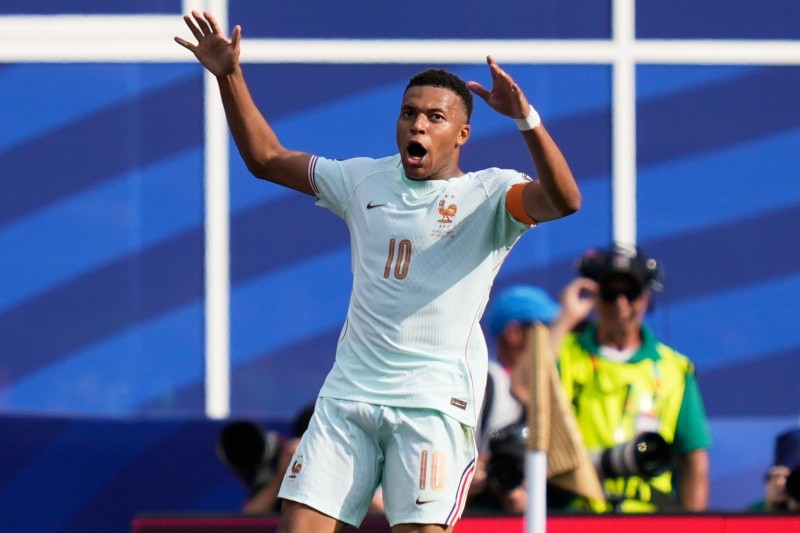 Kylian Mbappe, de Francia, festeja luego de abrir el marcador ante Marruecos en los cuartos de final de la Copa del Mundo, el jueves 9 de julio de 2026 en Foxborough, Massachusetts (AP Foto/Charles Krupa)