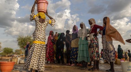 Mujeres y niños recogen agua al atardecer en el campamento de refugiados de Korsi en Birao, República Centroafricana, el 27 de marzo de 2026. AP/C. Kelly