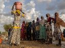Mujeres y niños recogen agua al atardecer en el campamento de refugiados de Korsi en Birao, República Centroafricana, el 27 de marzo de 2026. AP/C. Kelly