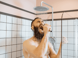 La recomendación de los expertos es comenzar siempre por el cabello, ya que durante su lavado se eliminan restos de shampoo, acondicionador, aceites naturales, productos para peinar y suciedad acumulada a lo largo del día. CANVA