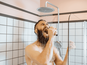 La recomendación de los expertos es comenzar siempre por el cabello, ya que durante su lavado se eliminan restos de shampoo, acondicionador, aceites naturales, productos para peinar y suciedad acumulada a lo largo del día. CANVA