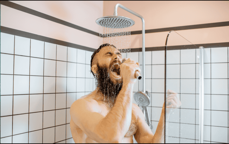 La recomendación de los expertos es comenzar siempre por el cabello, ya que durante su lavado se eliminan restos de shampoo, acondicionador, aceites naturales, productos para peinar y suciedad acumulada a lo largo del día. CANVA