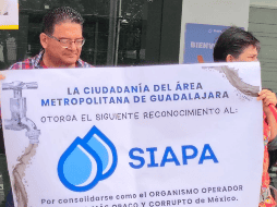 Ciudadanos de Guadalajara protestaron afuera del Siapa para exponer mala calidad del agua.  ESPECIAL