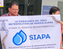 Ciudadanos de Guadalajara protestaron afuera del Siapa para exponer mala calidad del agua.  ESPECIAL