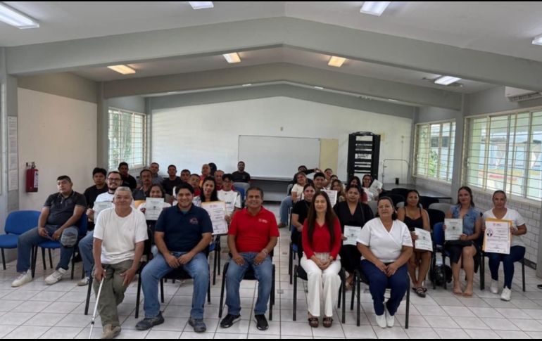 Salvador Cosío Gaona destacó que cada constancia y diploma representa mucho más que la conclusión de un curso. ESPECIAL