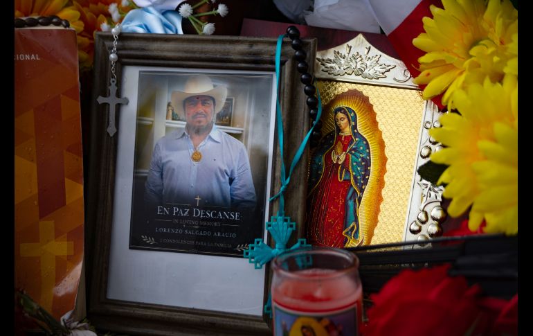 Fotografía que muestra una imagen del migrante mexicano Lorenzo Salgado en un altar en su honor este viernes, en el sitio donde fue asesinado en Houston. EFE/C. Ramírez