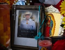 Fotografía que muestra una imagen del migrante mexicano Lorenzo Salgado en un altar en su honor este viernes, en el sitio donde fue asesinado en Houston. EFE/C. Ramírez