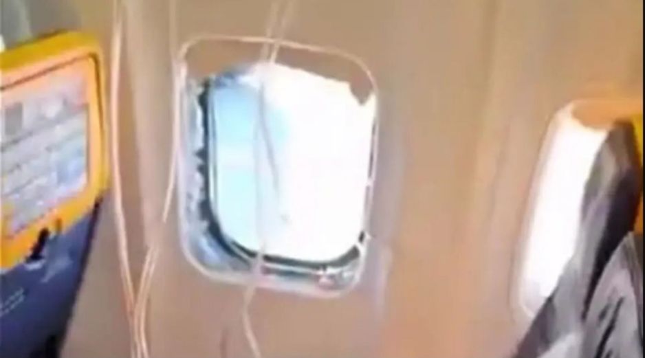 Los videos en redes muestran la ventana desprendida del aeroplano, así como las máscaras de oxígeno. CAPTURA DE VIDEO
