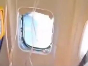 Los videos en redes muestran la ventana desprendida del aeroplano, así como las máscaras de oxígeno. CAPTURA DE VIDEO