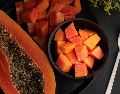 Puede consumirse fresca en el desayuno, como colación, en ensaladas de frutas, licuados o acompañada con yogur y semillas. UNSPLASH