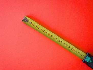 A simple vista, los números rojos de la cinta métrica podrían parecer un error de impresión, un simple detalle estético de la marca o una forma arbitraria de dividir la regla. ESPECIAL / CANVA