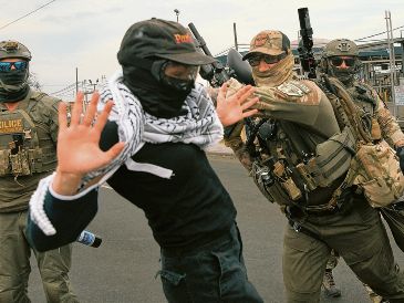 Autoridades federales de la Unión Americana han sido criticadas por la violencia desplegada durante las detenciones de migrantes. AFP