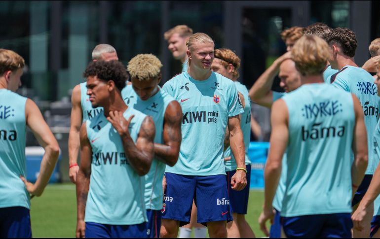 Erling Haaland y sus compañeros durante el entrenamiento previo al juego contra Inglaterra. EFE/A. Boal