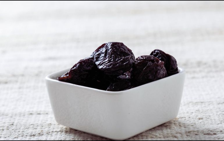 Aunque su precio puede ser más elevado que el de otras frutas deshidratadas, las propiedades nutricionales de las ciruelas pasa las convierten en una opción con múltiples beneficios, sobre todo para las personas mayores de 50 años.  ESPECIAL / CANVA