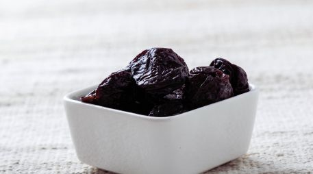 Aunque su precio puede ser más elevado que el de otras frutas deshidratadas, las propiedades nutricionales de las ciruelas pasa las convierten en una opción con múltiples beneficios, sobre todo para las personas mayores de 50 años.  ESPECIAL / CANVA