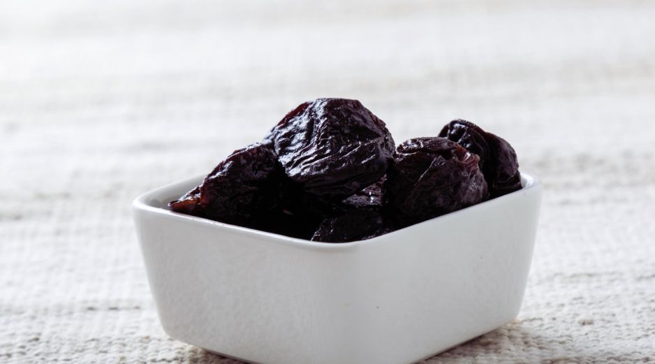 Aunque su precio puede ser más elevado que el de otras frutas deshidratadas, las propiedades nutricionales de las ciruelas pasa las convierten en una opción con múltiples beneficios, sobre todo para las personas mayores de 50 años.  ESPECIAL / CANVA