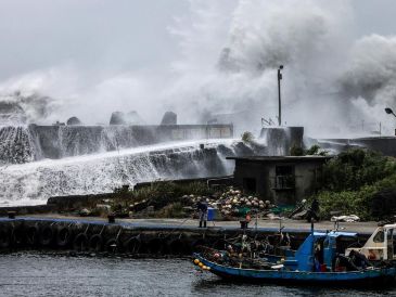 Antes de golpear el continente, el tifón Bavi" alcanzó este sábado 11 de julio la vecina Taiwán con fuertes lluvias y vientos. AFP / H. Cheng