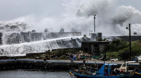 Antes de golpear el continente, el tifón Bavi