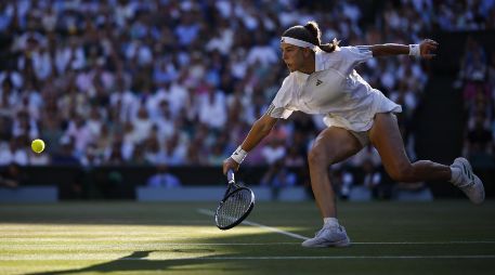 Semanas atrás logró el torneo de Berlín en hierba y saldrá séptima del ranking WTA tras la victoria en Londres. EFE / T. Akmen