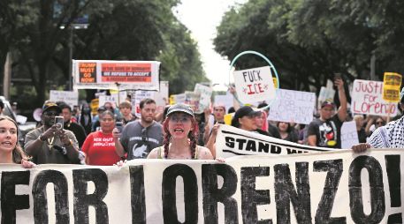 Manifestantes marcharon por el corazón de Houston para denunciar la muerte de Lorenzo Salgado, así como la violencia contra la comunidad migrante y en particular los mexicanos. AFP/R. SCHEMIDT
