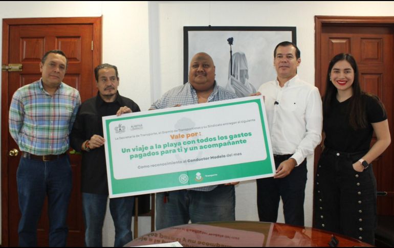 Nava Martínez recibió el reconocimiento de Diego Monraz Villaseñor, Secretario de Transporte (Setran), Juan Huerta Pérez, Secretario General de la CTM Jalisco, y Emira Corella Valencia, Directora de Recaudo de la Secretaría de Transporte. ESPECIAL / Gestión del Territorio Jalisco