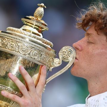 Sinner se convirtió en el décimo tenista de la Era Abierta en defender con éxito el título de Wimbledon y alcanzó, además, 100 triunfos en torneos de Grand Slam. EFE / N. HALL