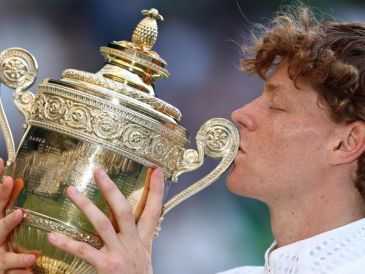 Sinner se convirtió en el décimo tenista de la Era Abierta en defender con éxito el título de Wimbledon y alcanzó, además, 100 triunfos en torneos de Grand Slam. EFE / N. HALL