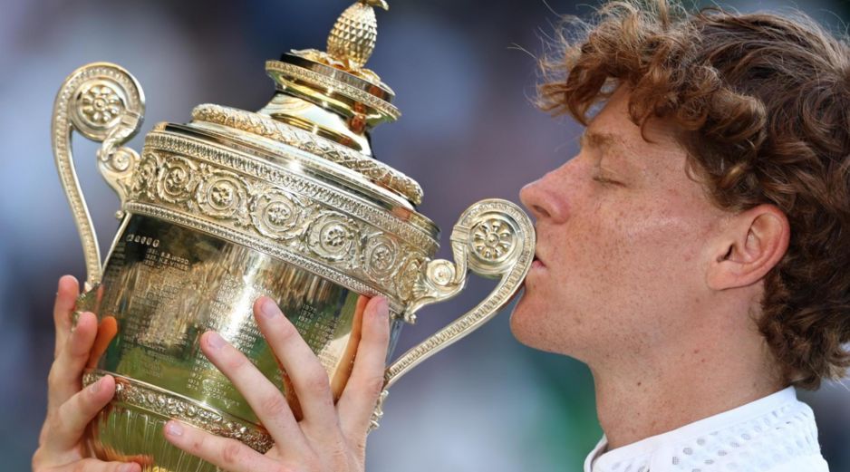 Sinner se convirtió en el décimo tenista de la Era Abierta en defender con éxito el título de Wimbledon y alcanzó, además, 100 triunfos en torneos de Grand Slam. EFE / N. HALL