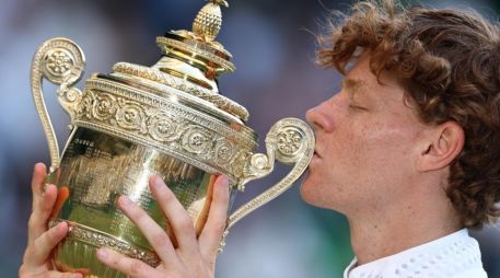 Sinner se convirtió en el décimo tenista de la Era Abierta en defender con éxito el título de Wimbledon y alcanzó, además, 100 triunfos en torneos de Grand Slam. EFE / N. HALL