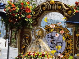La peregrinación llegó hasta el faro del malecón, recibida por una alfombra de pétalos que conformaban flores y peces en alusión a las peticiones de los pobladores de la Ribera. ARZOBISPADO DE GUADALAJARA