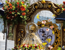 La peregrinación llegó hasta el faro del malecón, recibida por una alfombra de pétalos que conformaban flores y peces en alusión a las peticiones de los pobladores de la Ribera. ARZOBISPADO DE GUADALAJARA