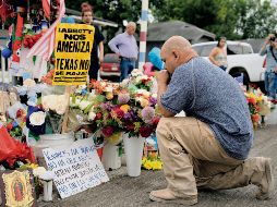 Amigos y familiares de Lorenzo Salgado convirtieron el punto en donde murió en un altar improvisado, así como el espacio de arranque para diversas protestas por las acciones del ICE. AFP