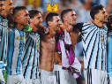 Las declaraciones de Gianni Infantino, quien ha expresado en múltiples ocasiones su profunda admiración por Messi, son utilizadas frecuentemente para alimentar estas suspicacias. AP / ARCHIVO