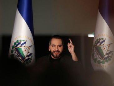Bukele dijo en una entrevista con un youtuber español que le gustaría seguir gobernando el país centroamericano por "diez años más", aunque aclaró que era solo un deseo. EFE/ R. Sura