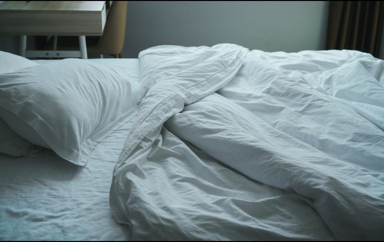 Elegir las sábanas correctas no es un lujo, sino una necesidad médica para combatir el insomnio, regular la temperatura y garantizar un descanso verdaderamente reparador. Unsplash