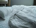 Elegir las sábanas correctas no es un lujo, sino una necesidad médica para combatir el insomnio, regular la temperatura y garantizar un descanso verdaderamente reparador. Unsplash