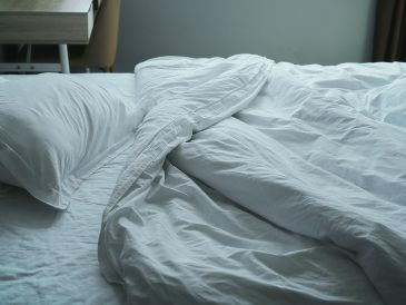 Elegir las sábanas correctas no es un lujo, sino una necesidad médica para combatir el insomnio, regular la temperatura y garantizar un descanso verdaderamente reparador. Unsplash