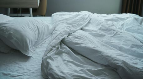Elegir las sábanas correctas no es un lujo, sino una necesidad médica para combatir el insomnio, regular la temperatura y garantizar un descanso verdaderamente reparador. Unsplash