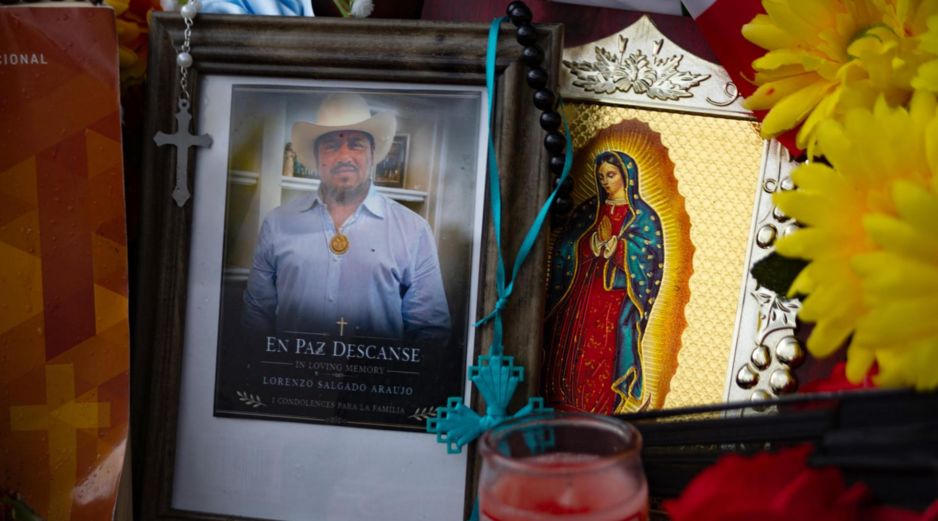 Fotografía que muestra una imagen del migrante mexicano Lorenzo Salgado en un altar a su honor, en el sitio donde fue asesinado en Houston. EFE/ C. Ramírez