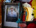 Fotografía que muestra una imagen del migrante mexicano Lorenzo Salgado en un altar a su honor, en el sitio donde fue asesinado en Houston. EFE/ C. Ramírez