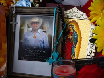 Fotografía que muestra una imagen del migrante mexicano Lorenzo Salgado en un altar a su honor, en el sitio donde fue asesinado en Houston. EFE/ C. Ramírez